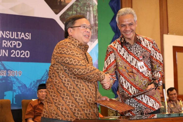 Gubernur Jateng Ganjar Pranowo bersalaman dengan Menko Perekonomian bambang Brodjonegoro